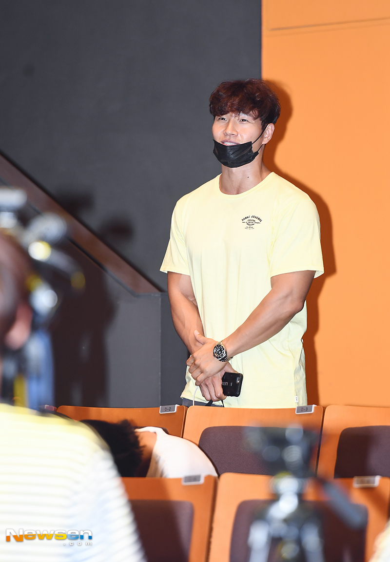 <p>A showcase of the third song Y - shirt of the singer Soya Color Project was held at Samseong - dong Shoppigen HQ A building in Gangnam - gu, Seoul on the afternoon of July 31.</p><p>Soybean uncle singer Kim Jong-kuk this day was surprised at the showcase.</p><p>The newly released third song Y - shirt (Deep Inside) is a trendy pop style song based on a bright and refreshing Reggaeton, reminiscent of the summer night of a clean beach where the stars fall. I hope to hold back but I do not catch it and I hate leaving If I have to go away I do not have a lovely heart for the girls expressing Only love on the last night.</p>