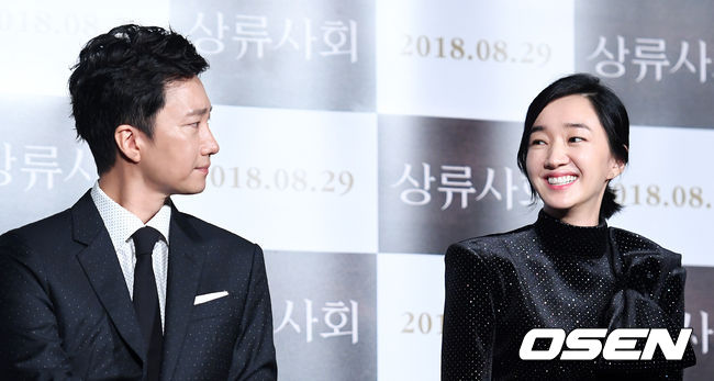 Soo Ae = Athlete .. High Society Park Soe Ae seen by Park Hae-il Park Hae-il <p>Soo Ae is a short-distance athlete</p><p>Soo Ae said the actor Park Hae-il had breathed together for the first time through the movie High Society. Soo Ae showed Passion full of impression, as Park Hae-il who made his debut as an actor 20 years ago.</p><p>Park Hae-il and Soo Ae participated in a production presentation held at entrance of Lotte Cinema Gyoza, Gwangjin-ku, Seoul morning.</p><p>Park Hae-il and Soo Ae for the first time passed through the High Society and couple breathing. Park Hae-il is a professor of economics of ambitious politics rookie Tae-Jung, Soo Ae deputy director of MuséedOrsay undertook the role of Suyon filled with desire.</p><p>Park Hae-il confided to Soo Ae for the first time and revealed why he became interested in High Society. Park Hae-il said Soo Ae made a suggestion with the movie group High Society before me and asked enthusiastically without showing interest. It seems they have met good opportunities. </p><p>Park Hae-il praised Soo Aes Passion for the first time breathing together. He said Soo Ae is a short-distance athlete, and When I settled on my goal I have the best thing I can do, the characters in the movie are also so, there are such aspects in practice.</p><p>Soo Ae cited Park Hae-il as the actor who depended most on shooting scene. Soo Ae said Park Hae-il, It was perfect in acting but it is honorable, human-attractive, perfect people are not fun, I rely most on the scene.</p><p>Since returning to High Society for the first time in two years since Soon Ae National delegation 2 announced that it has of course changed internally as well as internal. Soo Ae said, The director liked the longest hair, but I took a head in a single shot to show a cold appearance.</p><p>Park Hae-il and Soo Ae expressed the desire full of in the movie. Indeed, what is the desire of the two actors? Park Hae - il frankly confirmed that I want to see more spectators when the movie is released. Soo Ae said, I would like to be awake, I want to show lots of reprimand on my own and always show better shape.</p><p>The movie High Society where Park Hae - il and Soo Ae breathe together will be released on the 29 th next month. The change manager took over the production</p>