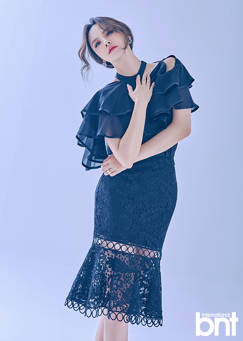 Musical Chicago, which features dynamic performances and actors who capture attention.Ji-woo Kim, a new face actor of Chicago, who has been the most musical in the world for 18 years, has taken a picture with bnt.This picture is a new Roxy Heart in the new season and has a variety of images of Ji-woo Kim who is completing his own character that no one can follow.So far, he is in the process of showing Roxy down Roxy, and his aura is overwhelmed by the scene.It is because of the efforts of the actors that they were able to receive the applause and concentration of many audiences in the pouring new musical.I asked Roxy Ji-woo, the new lead of Chicago, about one point of view for the show: Its a play that gives a very colorful image without changing the stage and costume.I think it will be fun to find another charm if I look for each of the actors charms without distinguishing the ensemble actors from the main actor, he said.In addition, he added, I would like you to know the style of musical Chicago rather than Chicago.Musical Chicago is selected through audition rather than casting.I am the last to join the casting, he said. In fact, all musicals are genres that can not be seen without audition.I also have a number tag and have tasted a lot of dropouts. I asked Ji-woo Kim, who played Roxy Hart, about his know-how to pass the audition. I was lucky.And I prepared hair, makeup, and costumes just like Roxy. He said that he was able to act shamelessly because he thought he was a Roxy because he had everything.In fact, it would have been burdensome to cast double with Ivy, who has been playing Roxy for the longest time in Korea, I slept until I went to my first practice.It is the same role, so there will be competition, but Ivy has supported me rather. Roxy Ji-woos unique color can not be expressed in words. In addition, his expressive power can not be followed by anyone.There are many sexual lines in the work, but after marriage, I feel a little bit more sophisticated, so I can play like a joke, he said.Ji-woo Kim, an all-around talent, also self-decorates makeup to transform into Roxy.I have been active since I was a child, so I am used to makeup, he said. In fact, most actors do self-make-up.Even musical cats actors do their own difficult make-up, and Roxys make-up is all they need is lashes and lip.I wondered about his reaction when he was acting and being inescapable of acting, and I was wondering, Im not at all, and my husband is no longer at all.Im a little shaken at first, but Im fine now, and people around me are more concerned about him.I have been acting on stage for a long time and sometimes I dream of returning to the CRT.But Ji-woo Kim said, I want to return, but I do not think I have found a role that suits me yet. He said, It seems that it is my first priority to make my own firm character and try to find it first.Ji-woo Kim, who said that she was more comfortable after marriage, is next to a family who knows and believes that she does not have to be fingered and criticized outside.Some people say that Im comfortable because my husband makes money well, but I dont really have much more income than I thought.My husband is not a rich person, nor a good person, he said. Hes not a good person.Im just a self-employed person who worries about the urgency, he explained.It is a happy Ji-woo Kim who has a husband who welcomes me when I return home from working outside in a battle posture and a daughter who tells me that she loves without condition.I was out for a musical promotion, and I refused at first, but I decided to make it!After the decision, I told my husband why he did not come out. Still, it was an opportunity to realize once again that my husband was suffering, he said, I should do better in the future.Ji-woo Kim has a hidden cooking ability that the chef husband also recognized. Flower crab soup and whole pork belly soy sauce are a menu that my husband believes in.I usually cook my life, and my husband is in charge of a handy special. No matter how much the chef husband is, nine percent of the house cooking is Ji-woo Kim.Then I asked him about his cooking. The food he cooks is delicious, but sometimes I want to eat the delivery food.If others hear it, it will be full, but if you want to cook it directly on the day you want to eat it, it will be a little difficult. Finally, I asked about my future plans.I want to be a person who can be called an actor who believes and sees through acting, he said, and I want Ji-woo Kim to have a role that comes to mind. He said, I will work hard to prepare for the audition and devote my passion to acting to make such a glorious thing.