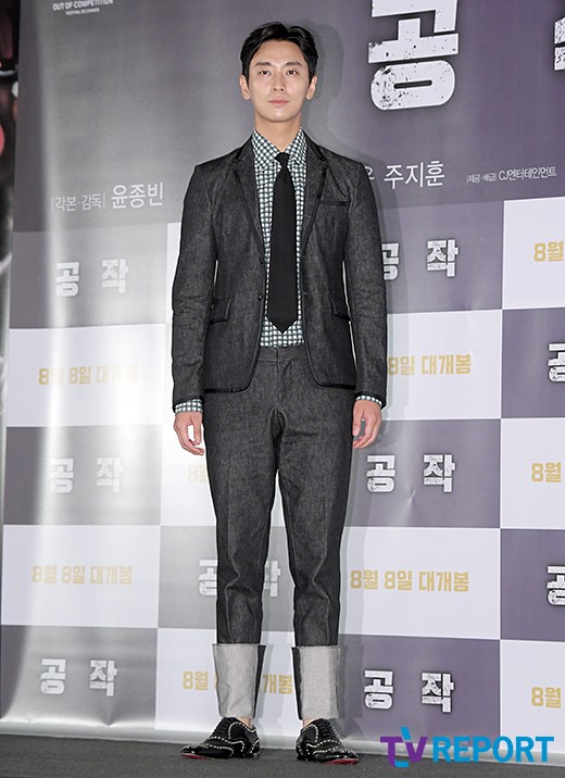 Actor Ju Ji-hoon attends a media preview of the movie Peafowl (director Yoon Jong-bin) held at CGV I-Park Mall in Han River Road 3, Yongsan District, Seoul on the afternoon of the 31st and has photo time.Peaowl will be released on August 8th as a story about the secret transaction between the high-ranking people of the north and south, which was digging into the reality of North Korea nuclear under the code name Black Venus in the mid-1990s.