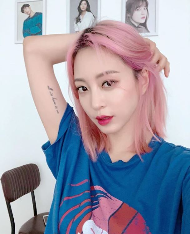 Actor Han Ye-seul is back in black hair.Han Ye-seul posted a picture on his Instagram on the 31st with an article entitled Be careful of the heat.In the open photo, Han Ye-seul has escaped from the blonde and pink hair that he has been sticking to and has returned to black hair, as well as catching his eye with a wave hair.The exotic and unique image that was shown in blonde and pink hair, and the calm image in the otherwise black hair, are drawing the cheers of many fans.Meanwhile, Han Ye-seul has recently signed a management contract with Partners Park and is considering his next work.Photo: Han Ye-seul Instagram