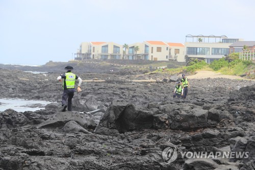 실종 30대 여성 수색하는 경찰 (제주=연합뉴스) 고성식 기자 = 30일 제주시 구좌읍 해안에서 경찰과 소방대원들이 지난 25일 밤 가족 캠핑 중 실종된 30대 여성을 찾기 위해 수색하고 있다. 2018.7.30      koss@yna.co.kr