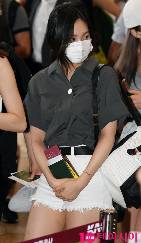 Girl group GFriend (Hope, Yerin, Eunha, Yuju, SinB, Umji) Umji is showing off airport fashion by leaving for Japan through Gimpo International Airport on the morning of the 1st.