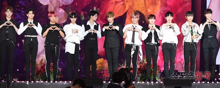 Wanna One is on stage at the 2018 Korea Music Festival (2018 Korea Music Festival) held at Gocheok Sky Dome in Guro-gu, Seoul, on the afternoon of the 1st and has photo time.On this day, 2018 Korea Music Festival will include Wanna One TWICE iKON Mamamu Omai Girl SF9 Laboom Space Girl Bigton Wikimikki Halo Flash IN2IT KARD H.U.B TRCNG hashtag Kim Dong-han NEONPUNCH Misty Bromance Soulatido Mythine The Brothers Woo Jin-young Kim Hyun-soo Earn Gibby Joel and others took to the stage.