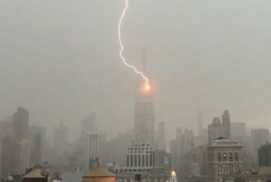 미국 뉴욕의 엠파이어스테이트빌딩이 벼락에 맞는 모습. [사진=유튜브 화면캡처]