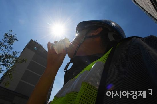 중부 내륙 지역을 중심으로 최고 40도에 가까운 극한 폭염이 기승을 부리고 있는 1일 서울 강남구 개포동의 한 건설현장에서 근로자가 목을 축이고 있다. /문호남 기자 munonam@