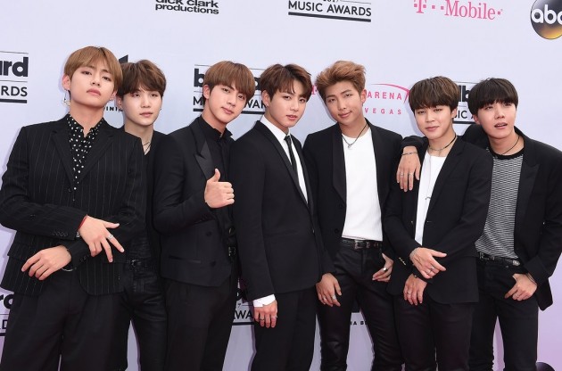 Group BTS has been named on the Billboards 200 chart for 10 consecutive weeks.According to the latest chart released by Billboards on the 31st of last month (local time), BTSs regular 3rd album LOVE YOURSELF Tear ranked 61st in the Billboards 200.As a result, BTS first entered the # 1 spot on the Billboards 200 chart after the release of its new album in May, and ranked # 6, 14, 20, 27, 30, 47, 48, 49 and 61 for 10 consecutive weeks.In addition, LOVE YOURSELF Tear ranked first in World Album, second in Independent Album, 14th in Top Album Sales and 41st in Canadian Album respectively.BTS ranked 85th in Social 50 and ranked fourth in the Artist 100.On the other hand, BTS will release the repackage album LOVE YOURSELF Answer on August 24th.