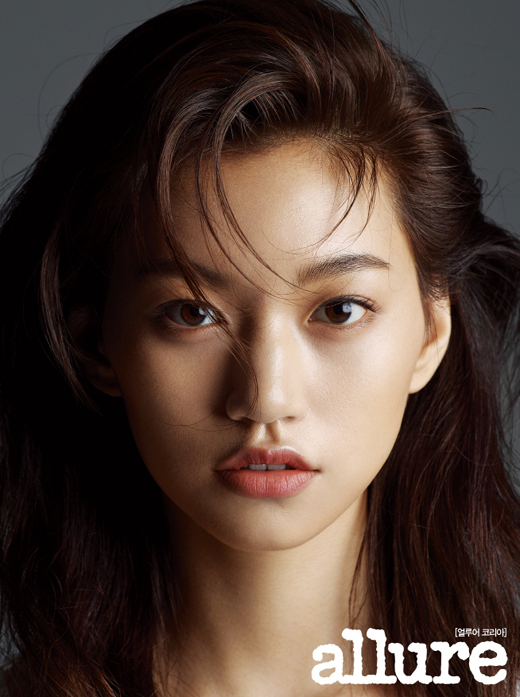The August issue of the magazine Allure of the group Weki Meki Kim Do-yeon was released on the 1st.Kim Do-yeon, who is emerging as a next-generation beauty icon thanks to his cool features and mysterious face, has made a picture with three concepts: # Min-mook # Color # Charisma.In the public picture, Kim Do-yeon has digested the undecorating innocence of the white shirt One Piece as Min-mook.The beauty that does not dress up by simplifying the makeup and releasing the hair gives a fresh feeling.In another photo cut, RED lip and chic showed a certain color, and a 20-year-old Kim Do-yeon, who is charismatic with Black Unbalance Fleet One Piece, Mascara and Algeria, was also shown.Kim Do-yeon is a goddess, a leader, but a person with a warm charisma.