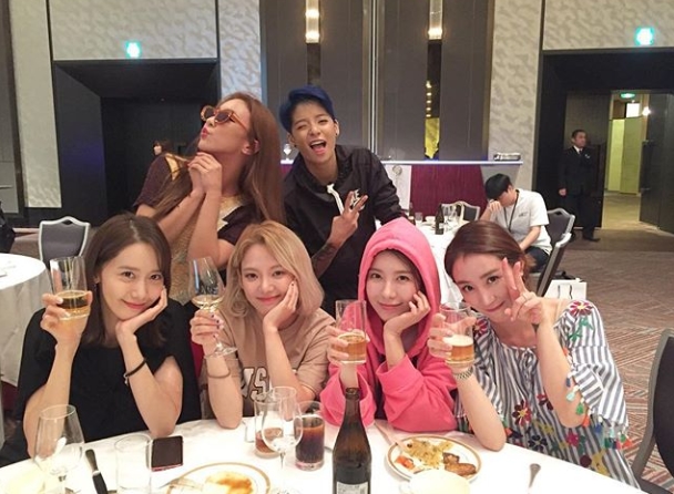 Group f (x) member Luna has unveiled the scene of the 2018 SM TOWN Concert.Luna wrote on her Instagram account on July 31, Have a beer and feel good. With SM TOWN sisters. Im the youngest, and everyones been so long.Angel sisters and posted a picture.The photos included the group Girls Generation members Im Yoon-ah and Hyoyeon, the group Sweet Flower the Grace members Lina and Sunday, and f(x) members Amber Liu and Luna.Im Yoon-ah, Hyoyeon, Lina and Sunday, four people staring at the camera with glasses in their hands, smiling brightly.Luna and Amber Liu, who are charming behind four people, are seen.The fans who responded to the photos responded such as All the SM pretty are here, Everyone looks good, SM sister line is good.delay stock