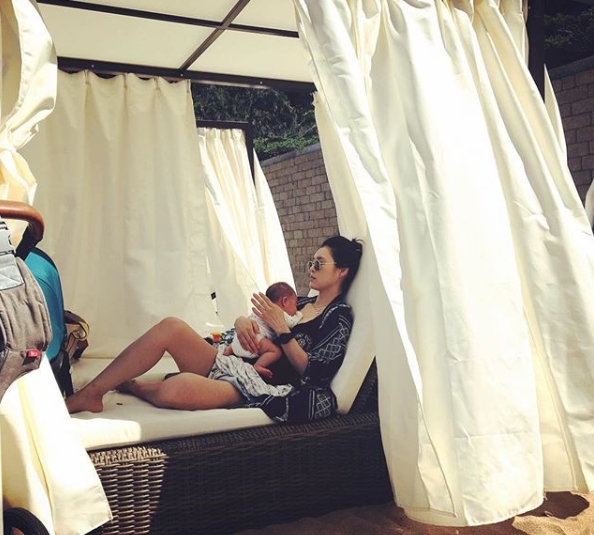 Kahi, a former after school student, left family trip after her second birth.Kahi posted a picture on July 31 in his personal instagram taken in Gangwon Province, South Korea Gangneung, Jeongdongjin.In the photo, Kahi is taking a rest with his second child born in June.Kahi said: The weather is the best; its so comfortable and good to be with a baby on the beach in front of the resort.Its the best in South Korea, he said. # Summer vacation #Gangwon Province, South Korea Love # Sea Love # Zion is the first trip # Family trip # Postpartum cooking.Park Su-in