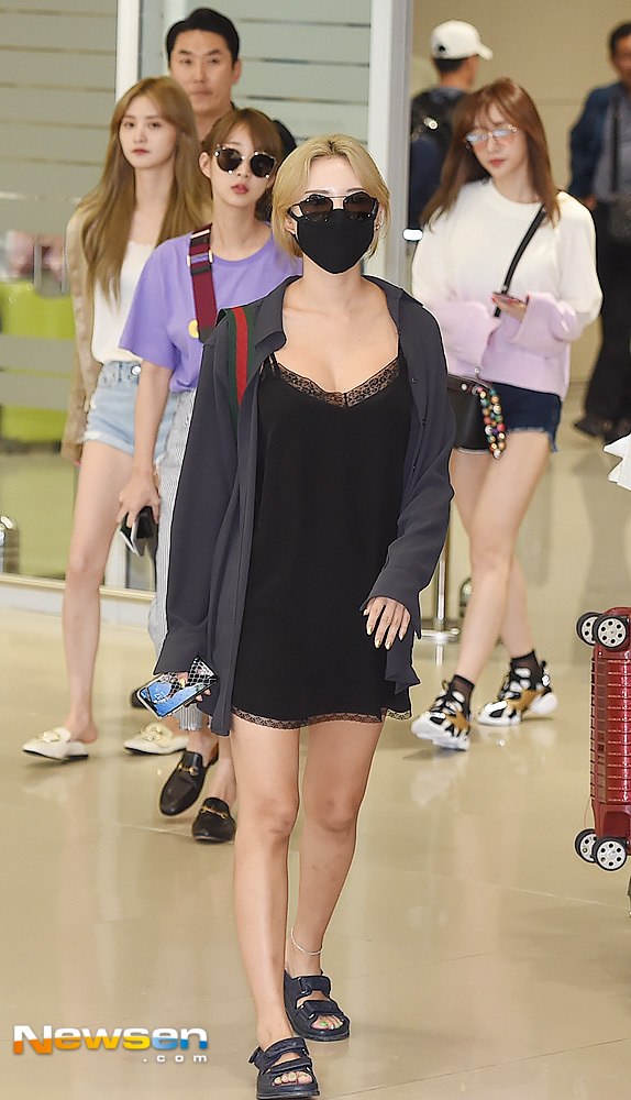 Girl group EXID arrived at Incheon International Airport in Unseo-dong, Jung-gu, Incheon on the afternoon of August 1 after finishing the V-heartbit event schedule held in Ho Chi Minh, Vietnam.On this day, EXID LE, Jung Hwa, Hani, and Hyerin are leaving the entrance gate.You Yong-ju