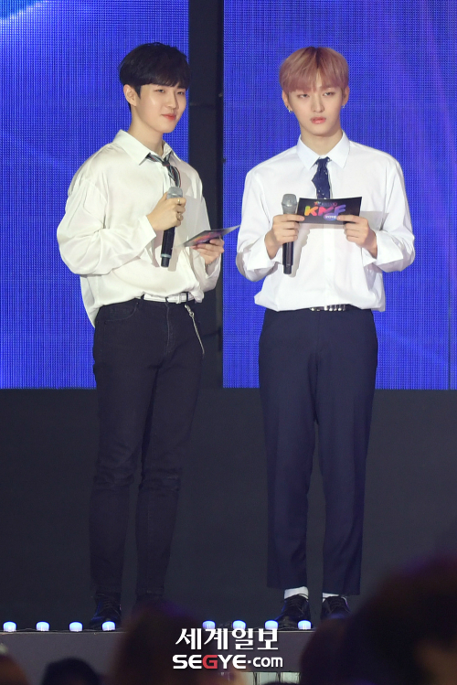 Group Yoon Ji-sung (left) and Kim Jae-hwan attend a performance of the Kaseta 2018 Korea Music Festival held at Sky Dome in Gocheok, Seoul on the afternoon of the 1st and are having a conversation.
