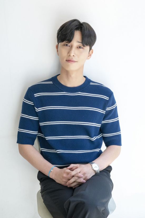 Actor Park Seo-joon spoke about The Complex.On July 31, an interview with actor Park Seo-joon, who appeared as Lee Yeongjun in TVN Drama Why is Kim Secretary doing that (playplayplayed by Baek Sun-woo and director Park Jun-hwa) at a cafe in Nonhyeon-dong, Gangnam-gu, Seoul, was conducted.Lee Yeongjun was struggling with trauma as a child in Why would Kim do that?When asked if there was a trauma in fact, Park Seo-joon said, If there is a memory I want to forget, it will be hard to talk.If you look back at your childhood even at the age of one, there is something like, I could have acted more mature then. There seems to be no special episode.I forget the bad Memory Theres no trauma, but I think theres a lot of The Complex about myself, from what happened before DeV.I had a hard time to get to deV, and I was pointed out a lot of appearance. I always had to get smaller, and I thought I am right.Those who said that to me, they said it is good to see now. I am so grateful to those who made The Complex.I was able to supplement it because there was The Complex, he said.Park Seo-joon said, I was a lot more tired and I tried to correct it. I heard a lot of words that I did not look like a man because of my tone, but I sometimes heard that it is good because I tried to supplement it.