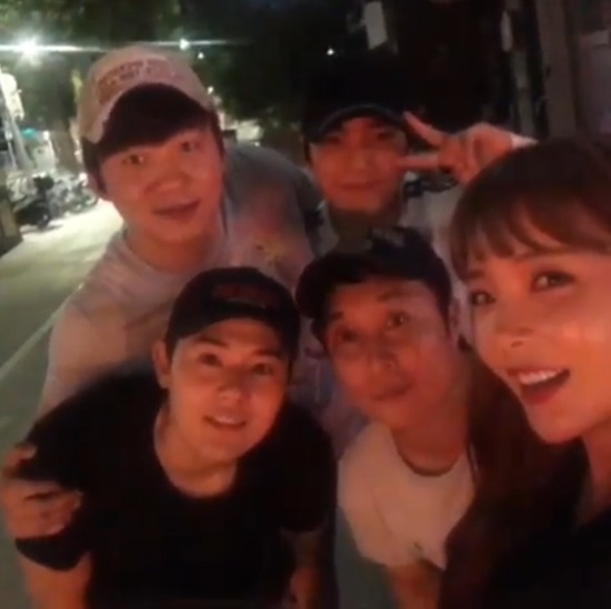 Broadcasters Kim Byung-man joined forces with Kim Seung-soo, Kim Dong-jun, Jong-hyun and Hong Jin-young.Kim Byung-man posted a video on his instagram on the 1st, along with an article entitled Jungles Law Chiles Long Meeting. Kim Seung-soo. Kim Dong-jun. New East Jonghyun. Hong Jin-young.Kim Byung-man in the public image is staring at the camera with Kim Seung-soo, Kim Dong-jun, Jonghyun and Hong Jin-young.Hong Jin-young, who holds the camera, says, Its a video, and others who thought they were taking pictures laugh and attract attention.On the other hand, Kim Byung-man, Kim Seung-soo, Kim Dong-jun, Jonghyun and Hong Jin-young appeared together in SBS entertainment program Jungles Law in Chile.Photo: Kim Byung-man SNS