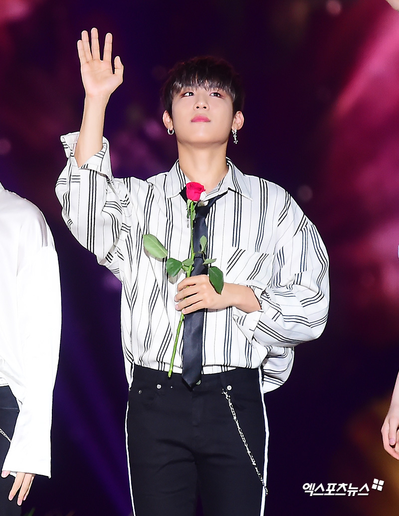 Wanna One Park Woojin, who attended the 2018 Korea Music Festival held at Gocheok Sky Dome in Guro-gu, Seoul on the afternoon of the afternoon, has photo time.