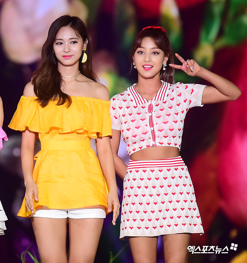 TWICE TZUYU and Jihyo attended the 2018 Korea Music Festival held at Gocheok Sky Dome in Guro-gu, Seoul on the afternoon of the afternoon.