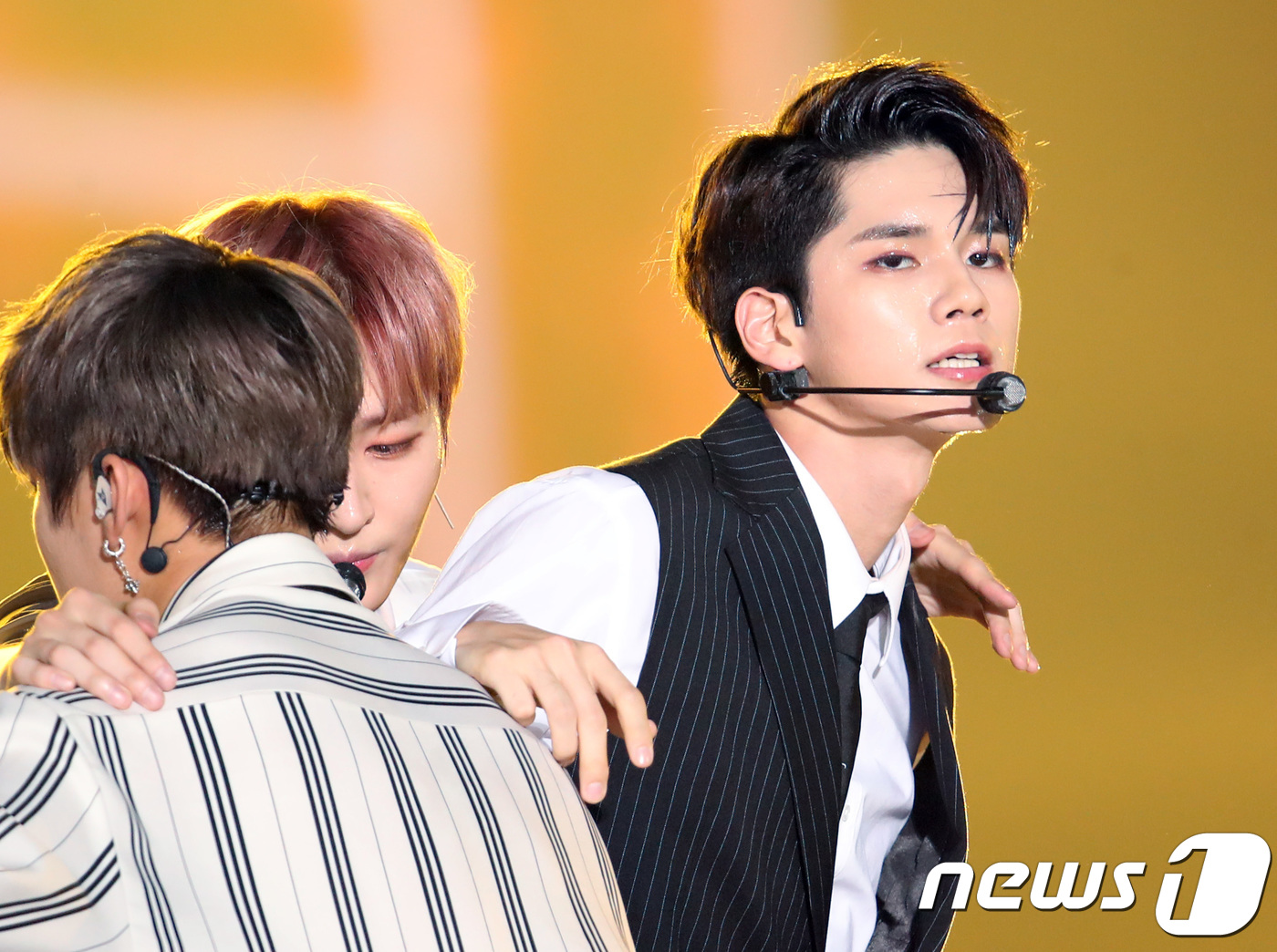 Seoul=) = Wanna One Ong Seong-wu (right) appears on the 2018 Korea Music Festival (comufe) at Gocheok Sky Dome in Guro-gu, Seoul, on the afternoon of the 1st, and presents a spectacular performance.August 2, 2018.