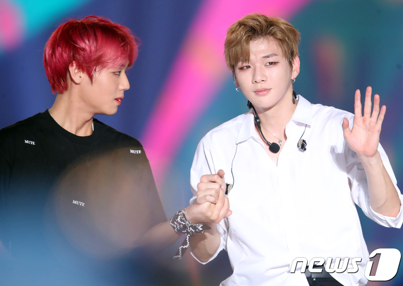 Seoul = = Wanna One Park Jihoon and Kang Daniel (right) greet each other at the 2018 Korea Music Festival (comufe) held at Gocheok Sky Dome in Guro-gu, Seoul on the afternoon of the 1st.August 2, 2018.