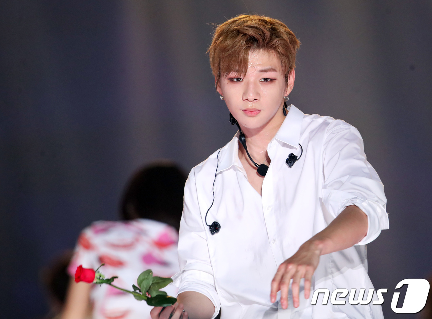 Seoul=) = Wanna One Kang Daniel presents rose flowers to fans at the 2018 Korea Music Festival (Comufe) held at Gocheok Sky Dome in Guro-gu, Seoul on the afternoon of the 1st.August 2, 2018.