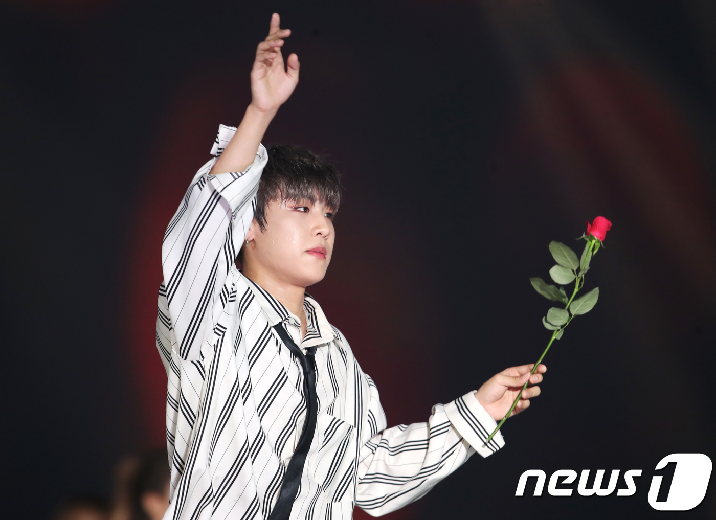 Seoul=) = Wanna One Park Woojin appears at the 2018 Korea Music Festival (comufe) at Gocheok Sky Dome in Guro-gu, Seoul, on the afternoon of the 1st, and greets cheering fans.August 2, 2018.