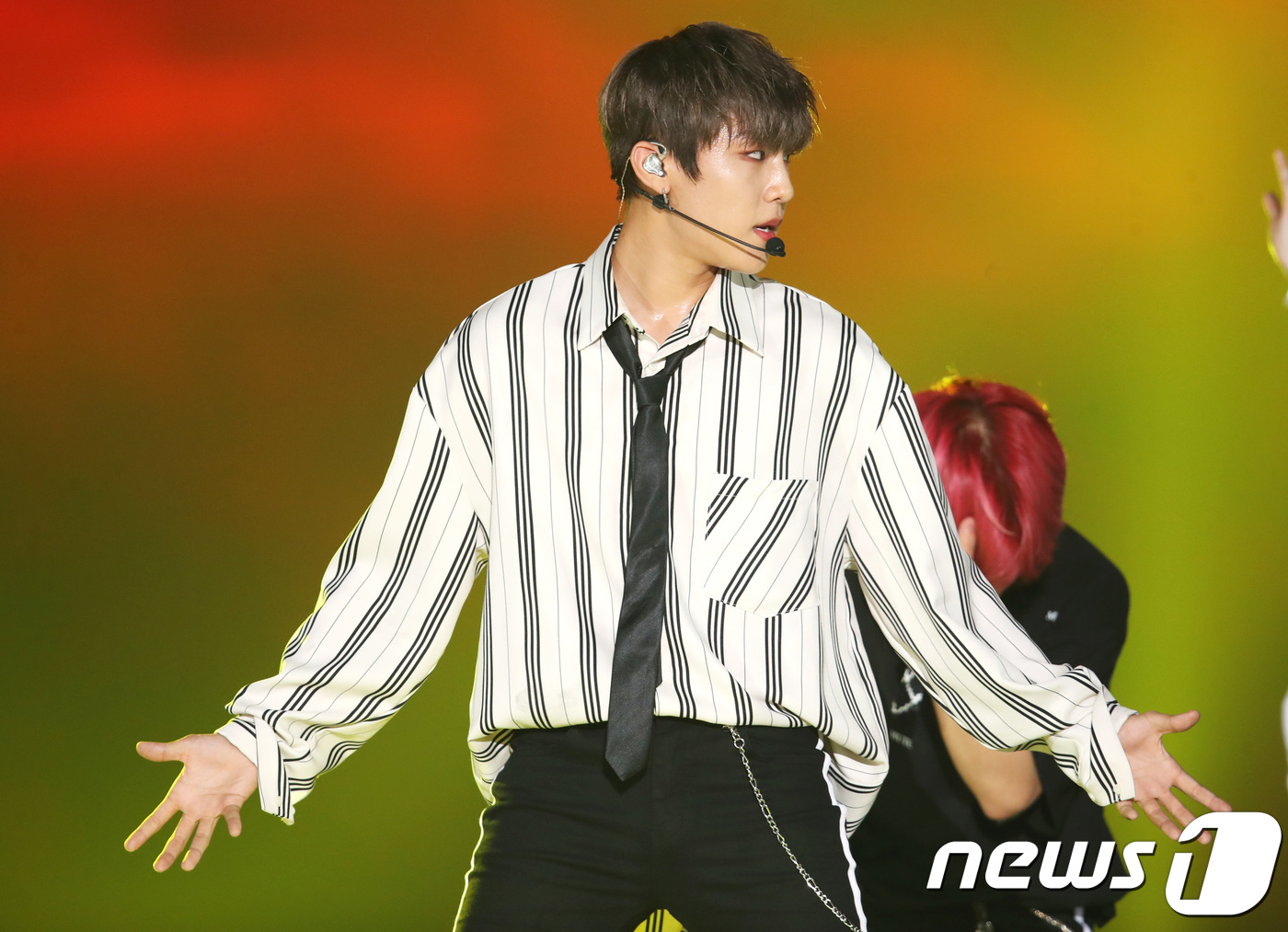 Seoul=) = Wanna One Park Woojin appears on the 2018 Korea Music Festival (Comufe) at Gocheok Sky Dome in Guro-gu, Seoul, on the afternoon of the 1st, and presents a spectacular performance.August 2, 2018.