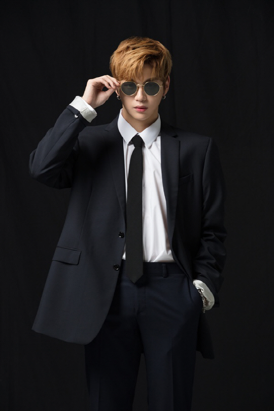 Kang Daniel sunglass from the group Wanna One come out.Eyewear brand Kissing Heart said on February 2, We have selected Wanna One Kang Daniel, who is in the top spot in the mens advertising Model brand in 2018, as a sole Model for sunglass.Kang Daniel, who became a stardom with Produce 101 Season 2 last year, boasts the popularity of syndrome, which is a hot item for everything he wears and writes.In addition to eyewear, the brand will showcase a variety of Kang Daniel Goods.The Kang Daniel sunglass are a sophisticated design with a subtle colored lens, and they convey a sophisticated atmosphere with elegant colors that are not too colorful or burdensome like conventional mirror sunglass.He added that it is a trendy and sophisticated image without falling behind the trend.