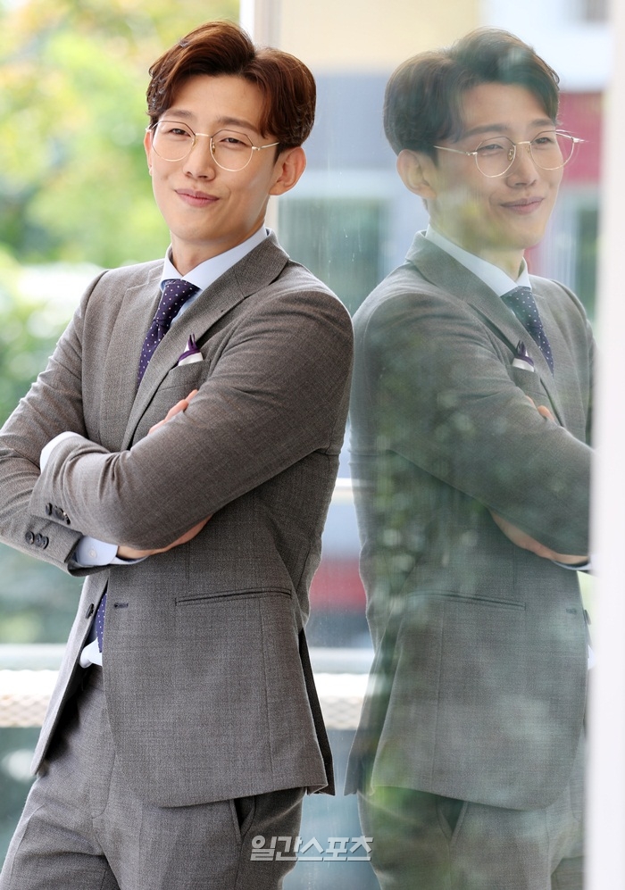 On the morning of the 2nd, an interview with Kang Ki-young was held at a cafe in Samcheong-dong, Jongno-gu, Seoul.Kang Ki-young, who formed a love line with his ex-wife, Seo Hyo-rim, succeeded in reuniting and had a happy ending.I would have liked it if the situation was drawn more, but it was pleasant to be expressed like that.The most memorable god was Kiss god with Seo Hyo-rim, which was special because it was the first Kiss god in the work.Kang Ki-young said, This life is Its the first time. (laughing) I was nervous.I was nervous because Kiss god was the first time, and Hyorim seemed to be nervous about the filming scene because he did not appear every time.The situation that gave a big smile to the appearance of Park Seo-joon suddenly in the kiss god with Seo Hyo-rim.Hyorim laughed and Seo Jun laughed and the situation was so funny, he said. It seems that NG has been done more than five times. Staff laughs up to three times, but not from the fourth.Everyone should not laugh with the burden because it is hot and difficult. Kang Ki-young plays Park Yoo-sik, Park Seo-joon (Lee Young-joon)s best friend, in Why would Kim do that?Knowing Park Seo-joon better than anyone, he offered generous advice and claimed to be a cupid connecting Park Seo-joon and Park Min-young (Kim Mi-so).Above all, Park Seo-joon and a dainty bromance added to the richness.