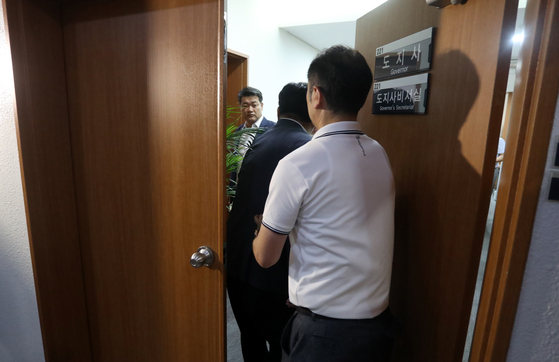 허익범 특별검사팀이 김경수 지사의 도청 집무실을 압수수색하고 있다. [연합뉴스]