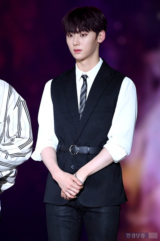 Group Wanna One Hwang Min-hyun attended the 2018 Korea Music Festival Flower carpet Event held at Gocheok Sky Dome in Gocheok-dong, Seoul on the afternoon of the afternoon.