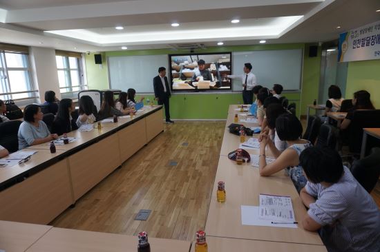 한국장애인고용공단 인천발달장애인훈련센터(센터장 심창우) 관계자가 1일 마카오 명애특수학교(明愛特殊學校) 교직원 29명을 대상으로 우리나라의 발달장애인 고용사례에 대해 설명하고 있다. 인천발달장애인훈련센터 제공