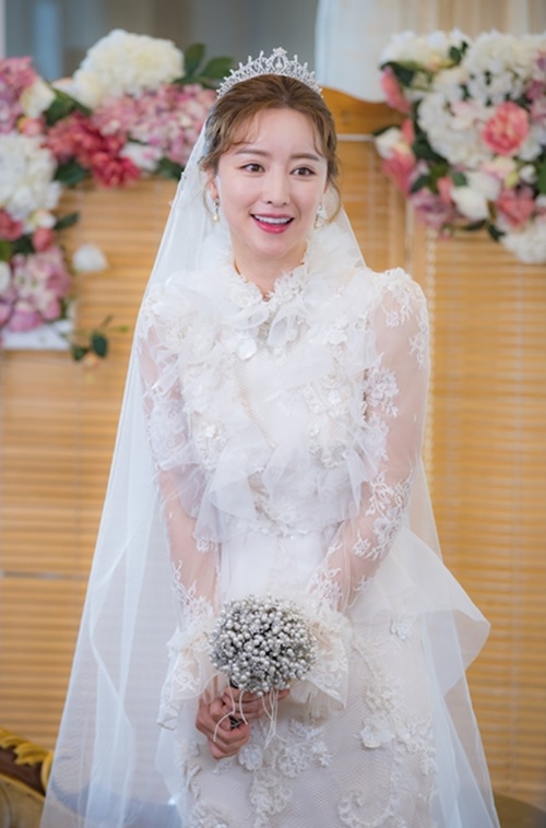 Love to the end Hong Soo-Ah showed off his colorful Wedding Dress figure.On the 2nd, KBS2 evening daily drama Love to the End released a photo of Hong Soo-Ah wearing a Wedding Dress.Hong Soo-Ah, wearing a pure white Wedding Dress in the public photo, steals his gaze with a brilliant visual with clean flawless skin and neat beauty.Her colorful expression also focuses attention.The loveliness of her smile with a smile with a nervous expression, the brightness of the angel in the bright smile, and the coolness of the bad girl in the expressionless figure, which gives a glimpse of the Janus charm between the pureness and darkness of the strongness she draws.Kang Eun-tak (played by Yoon Jeong-han) and Hong Soo-Ah (played by Kang Se-na), who reunited in the last broadcast, broke up with a message saying, Lets not pretend to know even if we happen to know when he informed him that he was marriage.Kang Eun-tak also looked cold as if there was no further fuss for Hong Soo-Ah.The drama production team said, Hong Soo-Ah is gradually showing up in Bad girl, and some of the secrets about the identity of Hong Soo-Ah will be revealed on the air.On the other hand, Love to the End is a family melodrama that has loved the most, but those who have been forced to part ways have kept their only love in their lives and finally found happiness.