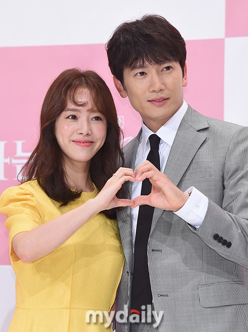 Cable Channel tvN The new tree drama Knowing Wife (playplayed by Yang Hee-seung directed by Lee Sang-yeop) can cross the wall of well-made KBS2TV Confession Couple.In the first episode of Knowing Wife, which was first broadcast on the night of the 1st, the conflict between Ji Sung and Woojin (Han Ji-min) was drawn, a couple of five years of marriage who had been in life due to child care and living problems.On this day, Joo Hyuk and Woojin had a nights sleep due to the crying child all night and had a crazy day.Ju-hyeok, who received the anger of Woojin, who was suffering as a working mom, was hit by customers at the company and was often caught by his boss.Ju-hyuk, who was going to fix the mistake of his junior Kim Hwan (Cha Hak-yeon), had a traffic accident while driving and could not pick up his children at the daycare center.Woojin, who did not know this situation, showed great anger to Juhyuk, who had been out of contact for a long time, and Juhyuk was also terrified and distressed.After all, Joo Hyuk told his college classmate Oh Sang-sik (Oh Ui-sik) and his fellow Jong-hu (Jang Seung-jo) that I am afraid of changing Woojin; now there is only monsters.I want to divorce, he said, and among them, he reunited with his first love Hyewon (Ganghanna) during his college days.After a long time, Joo Hyuk recalled his college days and regretted his marriage to Woojin and missed the past.At this time, as an unknown route, Juhyuk suddenly fell into time warp and confusion in 2006.Knowing Wife is a sequel to Why is Kim Secretary, which has been driving a big box office craze, and it is a work that took anticipation and burden together.A solid combination of Ji Sung and Han Ji-min was a match.In addition to the overwhelming acting power, the two people who predicted the transformation of the audience were expected to attract the viewers, but eventually the cliché and the development reminiscent of the Confession Couple seem to have caused a stark appeal.The first love appears in front of a man who feels sick of marriage, calling his wife a hysterical woman and anger control disorder. The mind changes.The first love is shaking the marital relationship, but eventually it will catch up and it is expected that it will meet the end of the friendly ending.To make matters worse, the controversy over the similarity with the Confession Couple, which was aired last year, has been renewed because the time warp and the couple conflict have been the main materials.The production team was already aware of these concerns.At the time of the production presentation, Yang Hee-seung wrote, You will feel that there is a similar point to Confession Couple, but this drama was planned before Weightlifting Fairy Kim Bok-joo.I had a close look at Confession Couple because the settings were similar. The initial setting is similar, but the process is different.We are buying the present that has been changed by the setting, and Confession Couple is a story of the past. The theme will be different. However, in the first time that we have to be interested in securing the audience steadily, we can not contain differentiated points.The opponent is the Confession Couple left as a life-saving for many.As it is a work that has just opened, it should be avoided, but knowing wife has got a big homework from the first broadcast with unwanted noise.
