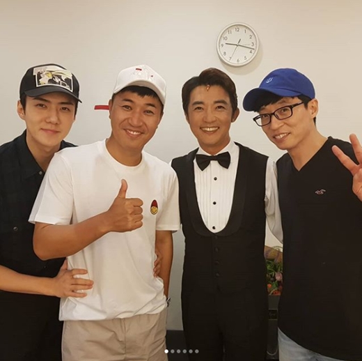 Stars total Super Wings for Ahn Jae-wookAhn Jae-wook on his instagram on the 1st of the day, #musical #chicago #musical #Chicago #My #friends #bother #bother #busted #bother #bother #bother #member #member #yoJae-Suk #Kim Jong-min #exo #Sehun # It was a big # photographer # Cho Sun Hee # Friend # Thank you. In the photo, there are images of Super Wings Yoo Jae-Suk, Kim Jong-min, and EXO Sehun to support Ahn Jae-wook.The friendship of the four people, an unexpected combination, attracts attention.Meanwhile, Ahn Jae-wook is on the musical Chicago stage as Bly Flynn.