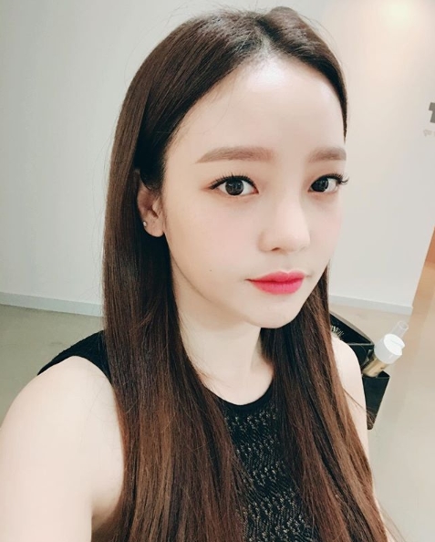 Actor Goo Hara from the group KARA showed off her innocent beauty.Goo Hara posted a selfie on her Instagram page on August 2.The photo featured Goo Hara in a black sleeveless costume, which showed off her innocent charm with long straight hair and bluish skin.Goo Haras sleek jawline and large round eyes attract Eye-catching.delay stock