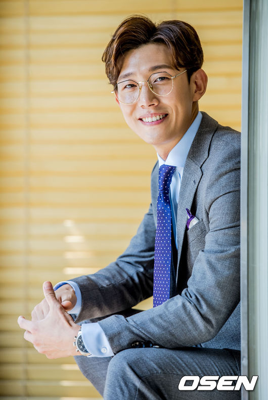 Following interview 1) actor Kang Ki-young opened up about the romance of Kim Secretary Park Seo-joon and Park Min-young.Kang Ki-young said in an interview at the end of the TVN drama Why is Secretary Kim doing it (playplayplay by Baek Sun-woo Choi Bo-rim/director Park Joon-hwa) at a cafe in Samcheong-dong, Jongno-gu, Seoul on the 2nd, If you do your work, there is a romance of the main actors.Every time, the average Friends asked, Are you really dating? and I felt so sick of that question, so I knew late that there was such a rumor again.I do not think Im talking to the friends who ask me that, I think I like Kimmy. Park Seo-joon and Park Min-young always kept Paul Manafort to each other on the spot.So I did not think that the two are so close? In some ways, it means that Kim is a successful work that has been enthusiastically successful, because the love line of the two people was good, he added.Kang Ki-young also expressed satisfaction with the unusual romance performance with Park Seo-joon, saying, I think I have become close together with Seo Jun-yi. I see the monitor and my lips are really pretty.My lips look wrinkled, but I envy my plump lips, he laughed at Park Seo-joons charm points.In addition, the dialogue window was operated under the leadership of Mr. Hwang Bo-ra. He is very bright, cheerful, and full of leads.I didnt eat often, not the team in the annex, but the mood was really good. I think it was more like meeting peers.I was a little sad that I was not a member of the annex, but the filming scene itself was really comfortable. Kang Ki-young, who made me guess the atmosphere of the filming scene.Finally, he said, I was sick because I was in a position to be in, he said, I poured red ginseng on my face, buried my cake, and sent a gift to my ex-wife wrong.It is a very funny friend, so I laughed when I met him at the scene. In reality, he might have wanted a competent secretary, but he was in the play and a funny god. Meanwhile, Kim Secretary is a work that depicts the romance of Lee Yeongjun (Park Seo-joon), vice chairman of narcissist who has everything from wealth, face, and skill, but has been united with his own love, and the romance of the ex-secretary legend Kim Mi-so (Park Min-young), who has fully assisted him.Kang Ki-young, who played the role of Park Yoo-sik, the only love counselor of Lee Yeongjun, the president of the famous group, received a favorable reception for his high synchro rate with the original character and perfect romance with Park Seo-joon.In particular, the leading actors Park Seo-joon and Park Min-young were suspected of having been secret love for three years on the 27th of last month, the day after the end of Kim Secretary.Both companies immediately said, It is unfounded that Park Seo-joon and Park Min-young are devoted.I have been acquainted with each other since I was acquainted with them, and I became more familiar with them while working. Park Seo-joon and Park Min-young also strongly denied the devotion in a recent interview.(Continues in Interview 3