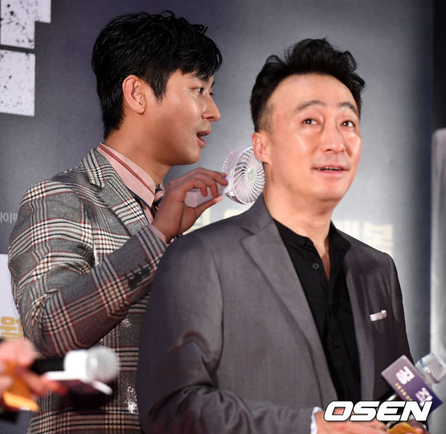Actors Ju Ji-hoon and Lee Sung-min attend the movie Peafowl (director Yoon Jong-bin) Red Carpet Event at Lotte World Mall in Jamsil, Seoul on the afternoon of the 2nd and have a meeting with fans.
