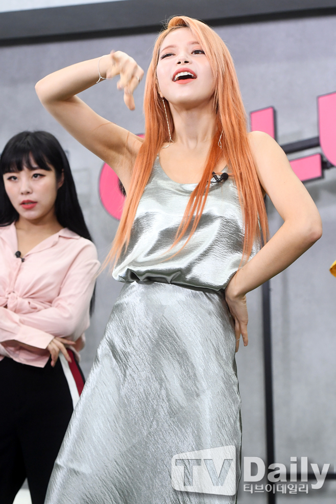 A live broadcast of the web entertainment program Im Celeb (MC Changmin) MAMAMOO was held at Celeb TV Studio in Seoul Gangnam-gu on the afternoon of the 2nd.MAMAMOO, which is loved by the title of Believe in Mammu with its unique girl crush, spreads its current status with TMI talk by emitting beagles, and then transforms it into another member by applying their special MAMAMOO vocalization and presents the stage of You or the Year part change.Recently, the Mukbang goddess Hwasa, which is a hot topic when I eat giblets, soy sauce, and Kim Bugak, has revealed to me what Mukbang means and what food is put in these days.In addition, it was filled with time to feel the new charm of MAMAMOO through various corners such as Random Dance in line which plays dances to various music and Fan meeting - question which breaks the basic frame of fan meeting.In addition to the CelebTVs own platform, the broadcast can also be viewed on the V Live CelebTV channel. Real-time chat can be done on CelebTV and Naver VLIVE pages.Participating event gifts are only available to viewers who participated in the CelebTV homepage.Celeb TV Imcellup is a different Pernation broadcast program that donates some of the proceeds of the item Luv, which fans and viewers present with the heart of cheering for Celeb, in the name of Celeb.Part of the profits are donated to the Seoul City Cleaning and Girls Health Center I am Spring in the name of MAMAMOO.Meanwhile, todays broadcast dessert sponsored the premium dessert brand Jiyugaoka JIYUGAOKA (WW.jiyugaoka.co.kr).[Live on Aimselub MAMAMOO