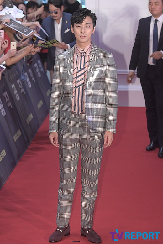 Actor Ju Ji-hoon attended the film Peafowl (director Yoon Jong-bin) red carpet event held at Lotte Cinema World Tower in Jamsil-dong, Songpa-gu, Seoul on the afternoon of the 2nd.Peaowl will be released on the 8th as a story about the secret transaction between the high-ranking people of the north and south, which was digging into the reality of North Korea nuclear under the code name Black Venus in the mid-1990s.