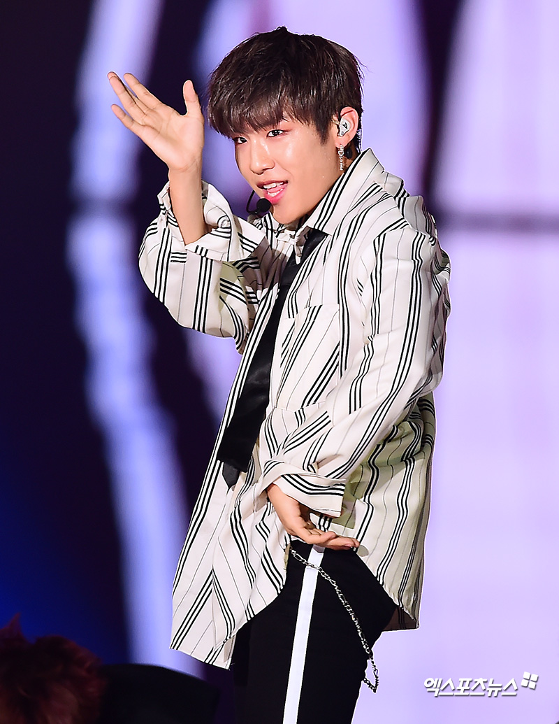 Wanna One Park Woojin, who attended the 2018 Korea Music Festival held at Gocheok Sky Dome in Guro-gu, Seoul on the afternoon of the afternoon, is showing a wonderful performance.