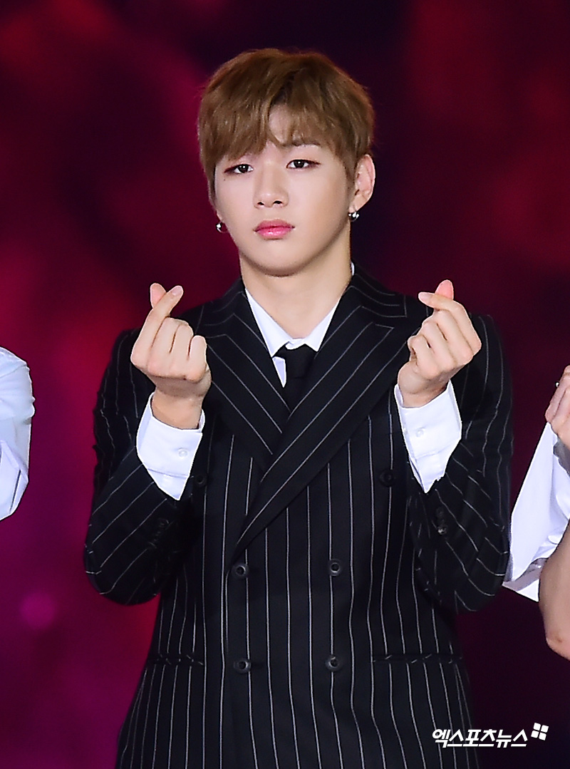 Wanna One Kang Daniel, who attended the 2018 Korea Music Festival held at Gocheok Sky Dome in Guro-gu, Seoul on the afternoon of the afternoon, has photo time.