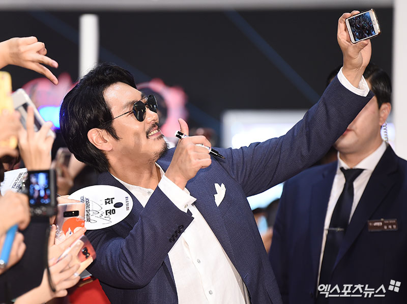 Actor Cho Jin-woong, who attended the movie Peafowl red carpet event held at Lotte Cinema World Tower in Shincheon-dong, Seoul on the afternoon of the afternoon, is responding to the fans selfie request.
