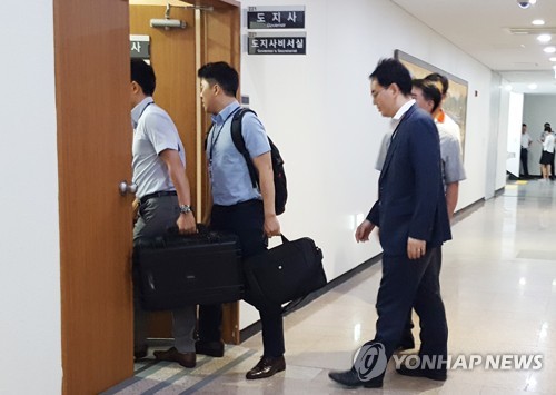 김경수 지사 집무실 압수수색 집행 (창원=연합뉴스) 황봉규 기자 = '드루킹' 김동원씨의 댓글조작 의혹을 수사하는 허익범 특별검사팀 수사관계자들이 2일 오전 김경수 경남지사의 집무실을 압수수색하기 위해 들어서고 있다. 2018.8.2   bong@yna.co.kr