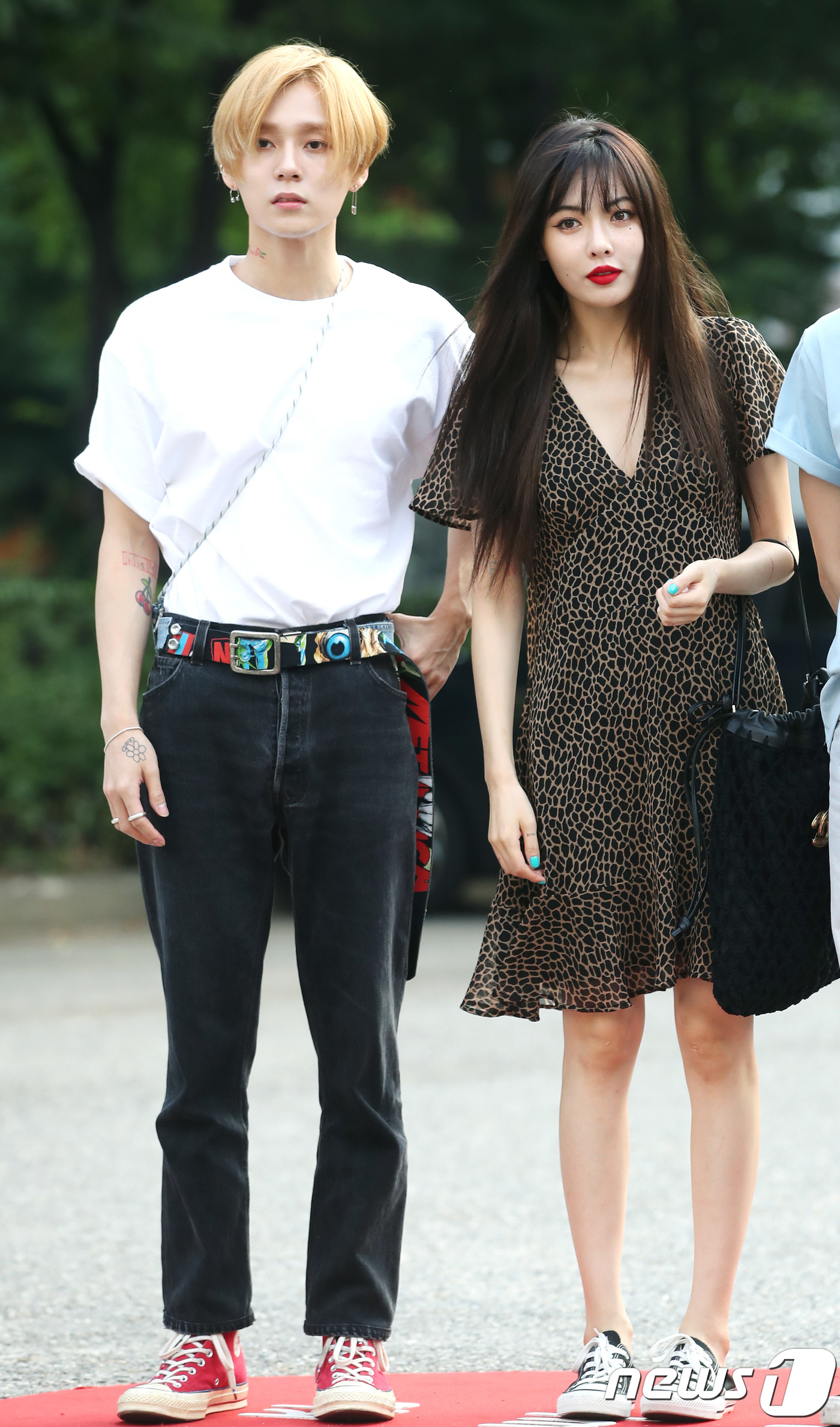 Seoul=) = Triple H DAWN, Hyona (right) greets the station as they enter the station to perform KBS2 Music Bank (Muvin) revival at KBS in Yeouido, Seoul on the morning of the 3rd.August 3, 2018.