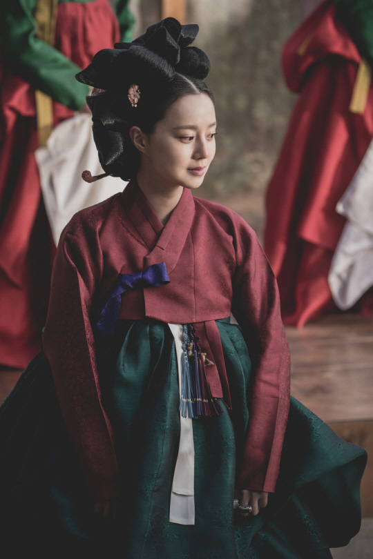 Aided historical drama queen Moon Chae-won will appear in the film The Coronation (13, directed by Han Jae-rim) The Match (18, directed by Hong Chang-pyo), and in the last series of the epidemiological trilogy, Fengshui (directed by Park Hee-gon, produced by Jupiter Film), making a comeback as a historical drama genre in seven years.Moon Chae-won, who made his 2007 years debut, gained recognition by capturing the eyes of viewers at once with his simple appearance and stable acting ability in SBS Drama Wind Flower Garden.Since then, SBS Drama has shown delicate acting power to raise the charm of each character through KBS2 Take care of the girl and Princesss man, and attracted the publics hot support.In the movie The Final Armed bow (11, directed by Kim Han-min), he also won the 32nd Blue Dragon Film Award and the 48th Daejong Award for Best New Actress for his outstanding character expression.In particular, Princess Man and Final Armor bow have shown a remarkable performance in the historical drama, showing stable performances, despite the fact that they require more solid acting power than other genres.Moon Chae-won, who is expanding the acting spectrum through various genres as well as historical dramas, focuses attention on the return of historical dramas in seven years after Princess Man and Final Armed bow through Fengshui.Moon Chae-won will be attracted to the audience by expressing the parasitic first line hidden in the veil with a character with a bold appearance and bold spirit.In addition, the first line appears as a person who comes and goes between Park Jae-sang (Jo Seung-woo), Heung-sun (Ji Sung), Yun-shik Baek, and Kim Sung-kyun, raising curiosity about the story.The first line, which is wearing a red hanbok and making a meaningful expression behind a subtle smile, is curious about his identity as well as the glamor and charm to show as a parasitic.Moon Chae-won said, Its been a long time since I was in a historical drama.I was worried about how to show the most interesting but character well because the first line is a person who hides something. He added anticipation to the first character she played.In addition, Ji Sung, who plays the role of Heungsun, said, I was surprised to see him acting with his authenticity.I was thinking that I could act with such immersion. Park Hee-gon, who directed Fengshui , said, It was also Moon Chae-won in the historical drama.Even though the shooting was crowded in a short period of time, everything was perfect, such as eyes, tone, and acting attitude. Moon Chae-won is expecting a unique presence to be emitted from this Fengshui.On the other hand, Fengshui is a work that depicts the confrontation and desire of Park Jae-sang, a genius branch that can change the fate of human beings by looking at the energy of the earth, and those who want to occupy the world Fengshui, who can become a king.Jo Seung-woo, Ji Sung, Kim Sung-kyun, Moon Chae-won, Yoo Jae-myeong and Yun-shik Baek joined the megaphone and director Park Hee-gon, who directed the Perfect Game and Insa-dong Scandal, caught the megaphone.It is scheduled to open on Chuseok.