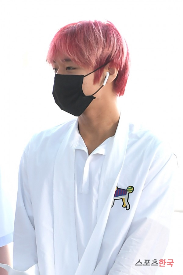 Wanna One Park Jihoon is leaving for Bangkok, Thailand, through the Terminal #2 of Incheon International Airport to attend the World Tour concert on the morning of the 3rd.