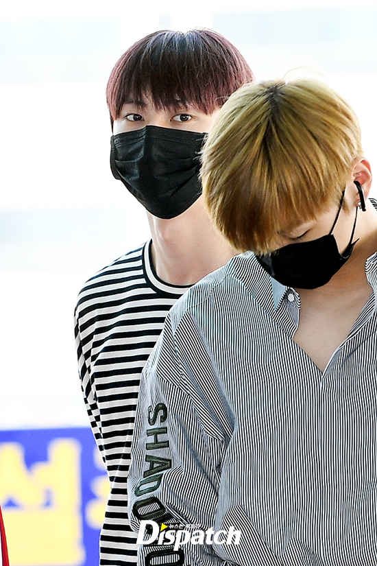 The group Wanna One departed for Bangkok, Thailand, via Incheon International Airport on the morning of the 3rd for an overseas tour.Hwang Min-hyun showed a simple airport look with a striped T-shirt and mask.Go, handsome.The eyes of the man.Healing Visual.