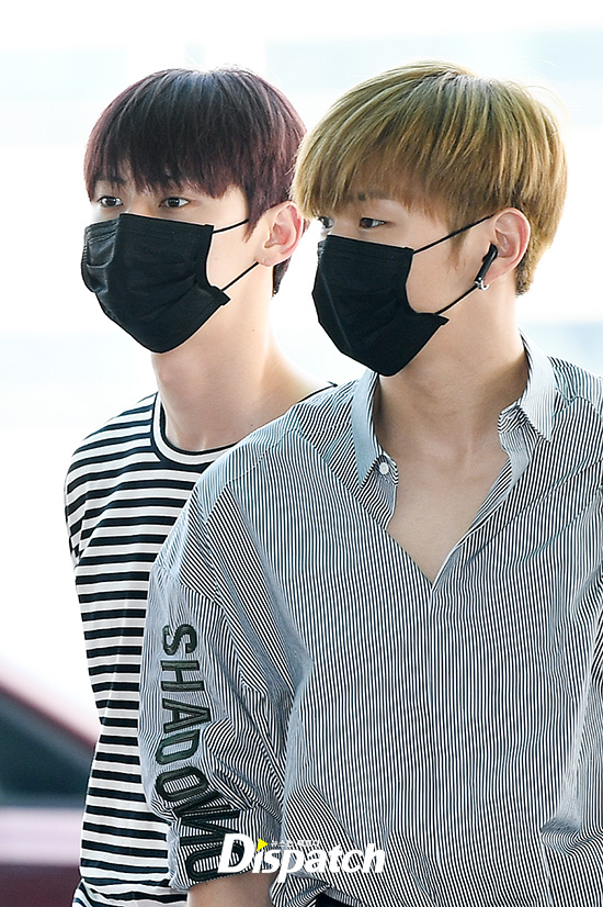 The group Wanna One departed for Bangkok, Thailand, via Incheon International Airport on the morning of the 3rd for an overseas tour.Hwang Min-hyun showed a simple airport look with a striped T-shirt and mask.Go, handsome.The eyes of the man.Healing Visual.