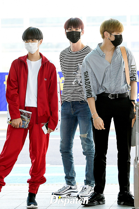 The group Wanna One departed for Bangkok, Thailand, via Incheon International Airport on the morning of the 3rd for an overseas tour.Hwang Min-hyun showed a simple airport look with a striped T-shirt and mask.Go, handsome.The eyes of the man.Healing Visual.