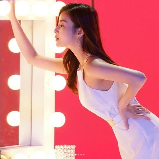 Kang So-ra showed off her goddess-like vibe.On the 3rd, Actor Kang So-ra posted several behind-the-scenes cuts on his Instagram.In the public photo, Kang So-ra is posing in front of the dresser, fully digesting the white one piece that shows her body.The more mature atmosphere captures the attention of the viewers.On the other hand, Kang So-ra played the role of Baek Jun in the cable channel tvN Love of Transformation last year.Photo: Kang So-ra Instagram