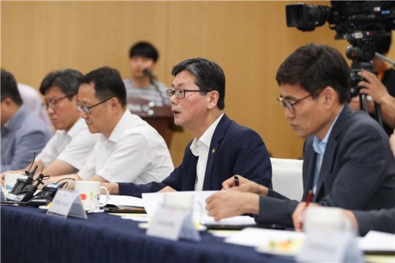손병석 국토교통부 제1차관(오른쪽 두번째)이 3일 서울시에서 열린 국토교통부-서울시 정책협의체 회의에서 모두발언을 하고 있다.